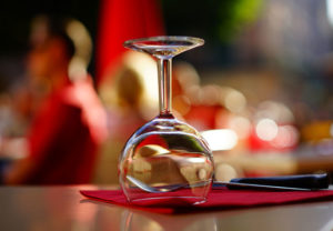 Bild Tisch mit Weinglas